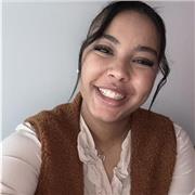 Professeur particulier donne des cours à des enfants